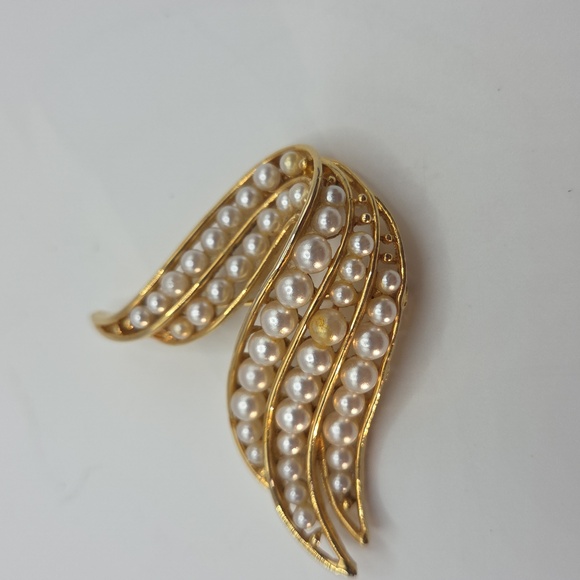 Lisner Jewelry Jewelry - Lisner Vintage Gold and Pearl Wave Brooch